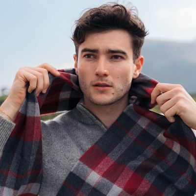 John Hanly Merino Wollen Sjaal Houtskool Zilver Rood Geruit Foto van John Hanly Merino Wollen Sjaal Houtskool Zilver Rood Geruit