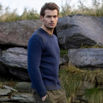 Fisherman out of Ireland Crew Neck met Seed Stitch Indigo Foto van Fisherman out of Ireland Crew Neck met Seed Stitch Indigo