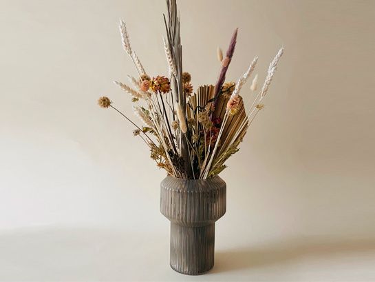 DRY FLWRSBij DRY FLWRS vind je een mooie collectie met de hand samengestelde droogboeketten. Anders dan je misschien zou verwachten bestaan de droogboeketten niet alleen uit gedroogde bloemen maar daarnaast ook uit bijvoorbeeld gedroogde grassen, bladeren en andere gedroogde soorten planten.