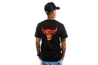 Foto van New Era T-Shirt CHICAGO BULLS NBA BACK BODY WATER PRINT TEE BLACK / RED NE13083921