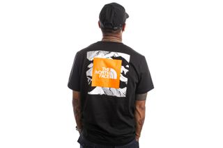 Foto van The North Face T-Shirt TNF M FOUNDATION GRAPHIC TEE TNF Black / Cone Orange NF0A55EF84P