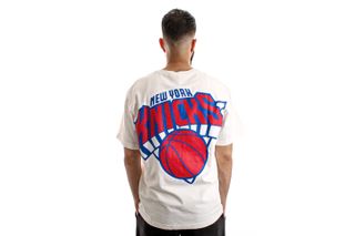 Foto van Tommy Jeans T-Shirt TJM NBA NEW YORK KNICKS TEE Ancient White DM0DM14874