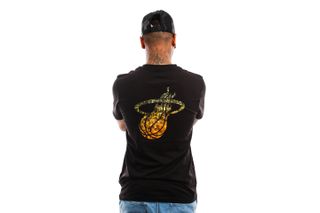 Foto van New Era T-Shirt MIAMI HEAT NBA BACK BODY WATER PRINT TEE BLACK / GREEN NE13083919