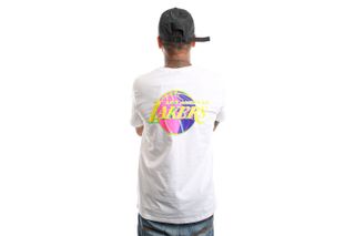 Foto van New Era T-Shirt LOS ANGELES LAKERS NBA NEON BACK GRAPHIC TEAM LOGO TEE WHITE NE13083905