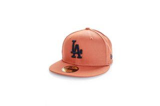 Foto van New Era Fitted Cap LOS ANGELES DODGERS LEAGUE ESSENTIAL 59FIFTY TOFFEE / NAVY NE60240535