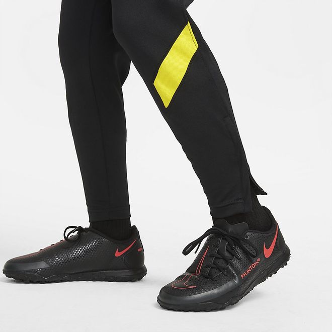 Afbeelding van Chelsea FC Strike voetbaltrainingspak met Dri-FIT voor kleuters Black Opti Yellow