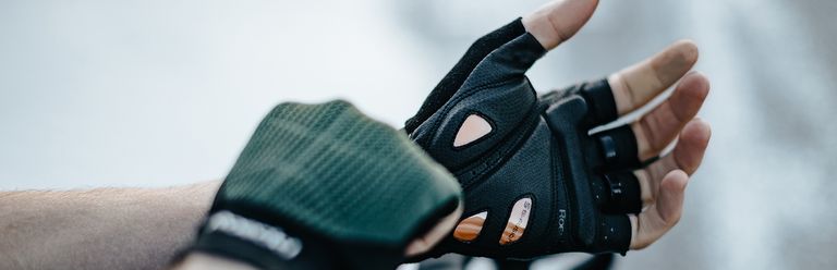 Tintelende handen tijdens het fietsen