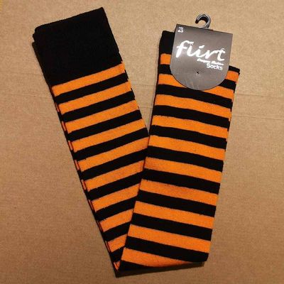 Foto van Flirt | Overknee sokken zwart oranje gestreept
