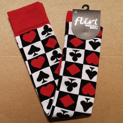 Foto van Flirt | Overknee sokken rood met kaartsymbolen 