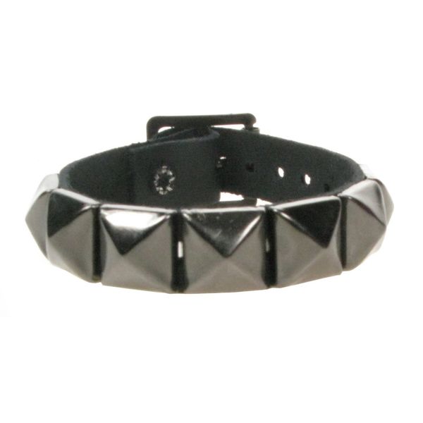 Bullet69 | Leren armband met gunmetal pyramide studs Bullet69 | Leren armband met gunmetal pyramide studs