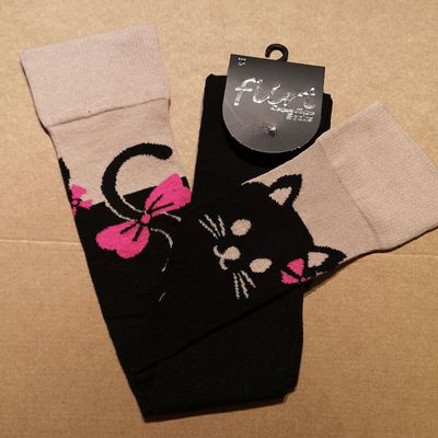 Flirt | Overknee sokken skin top zwarte kat met roze strik 